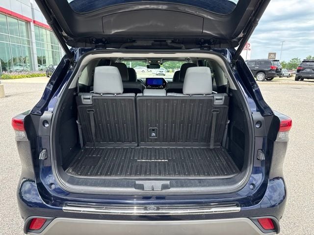2023 Toyota Highlander Hybrid Platinum