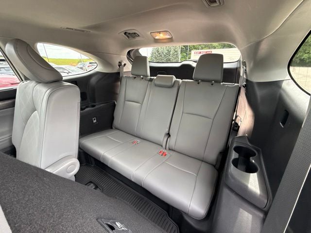 2023 Toyota Highlander Hybrid Platinum
