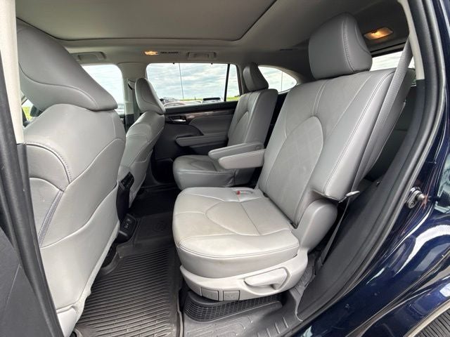 2023 Toyota Highlander Hybrid Platinum
