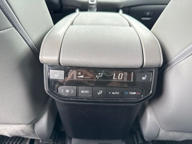 2023 Toyota Highlander Hybrid Platinum