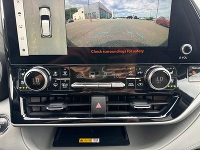 2023 Toyota Highlander Hybrid Platinum