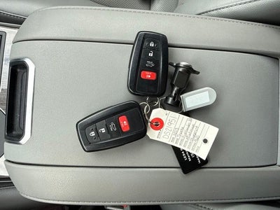 2023 Toyota Highlander Hybrid Platinum