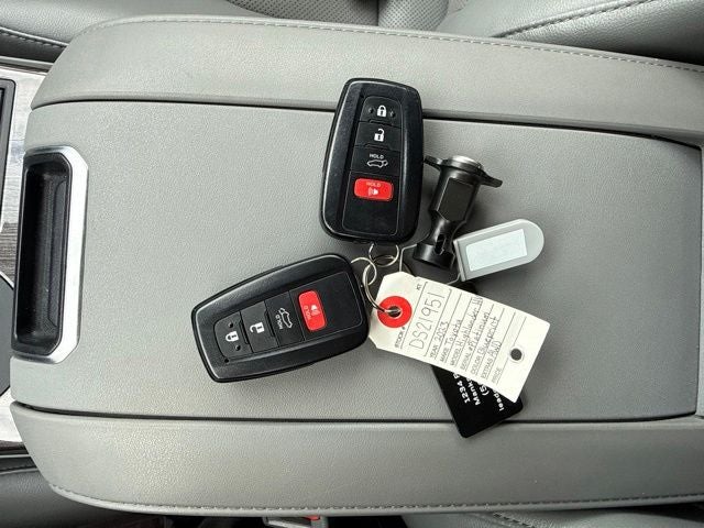 2023 Toyota Highlander Hybrid Platinum