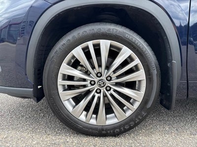 2023 Toyota Highlander Hybrid Platinum