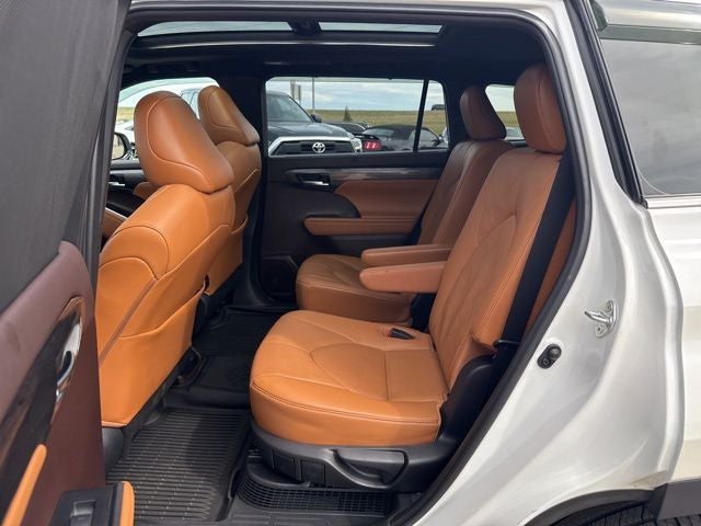 2021 Toyota Highlander Hybrid Platinum
