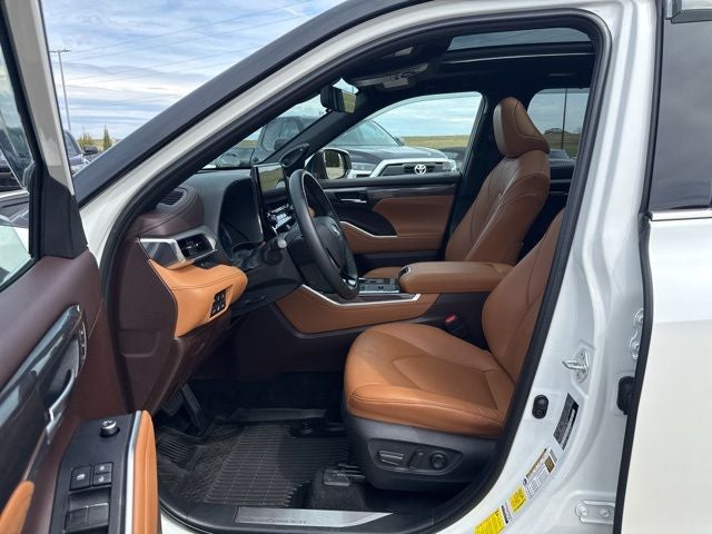 2021 Toyota Highlander Hybrid Platinum