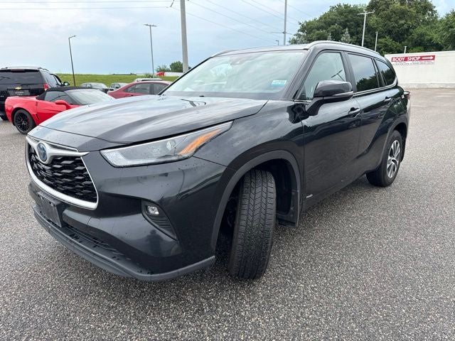 Used 2024 Toyota Highlander XLE with VIN 5TDKBRCH3RS630534 for sale in Mankato, Minnesota