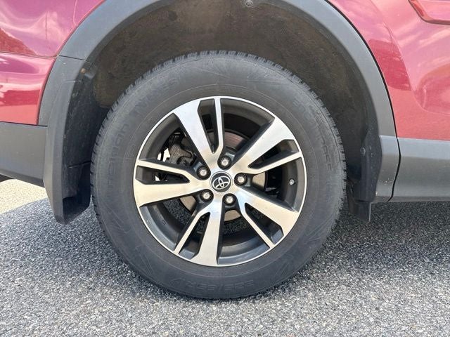 Used 2018 Toyota RAV4 XLE with VIN JTMRFREV2JD242877 for sale in Mankato, Minnesota